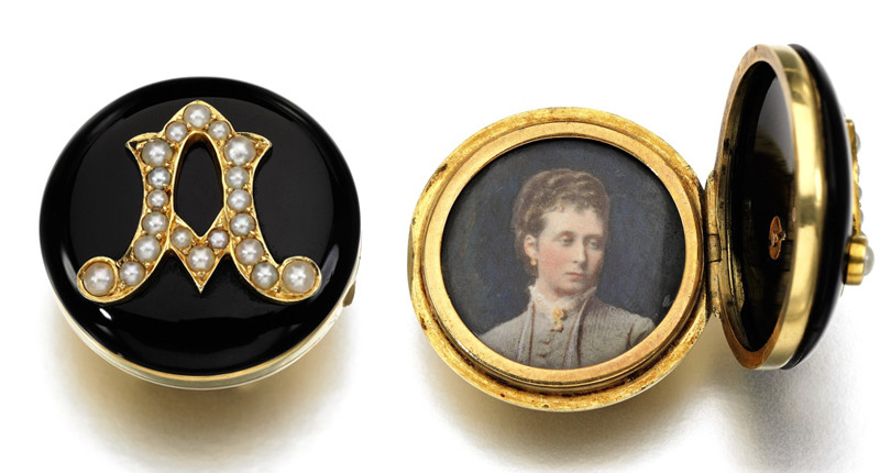 This onyx and seed pearl button commissioned by the Queen features the initial “A” and portrait miniature of Princess Alice, as well as an inscription on the reverse that reads “From Mama VRI 7th April 1879”. (£1,000-£1,500, or about $1,400 to $2,100)