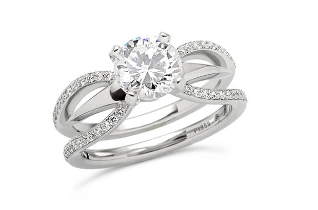 Steven Kretchmer’s “Kira” platinum ring has a pavé split shank and round diamond center stone, and is part of the new Stellina Blue line ($4,800, center stone not included). <a href="http://www.stevenkretchmer.com/" target="_blank"><span style="color: rgb(255, 0, 0);">StevenKretchmer.com</span></a>