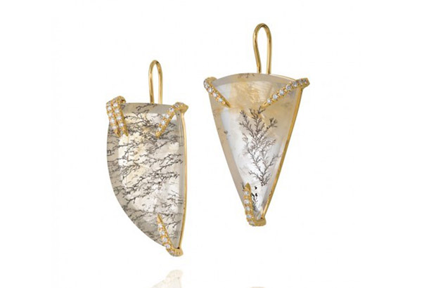These 18-karat gold, dendrite and diamond earrings are from the Underwater collection by Bianca Brandolini for Amsterdam Sauer ($3,600).<br />
<a target="_blank" href="http://www.amsterdamsauer.com.br/2015/"><span style="color: #ff0000;">amsterdamsauer.com.br</span></a>