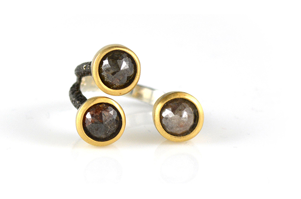 Lisa Robin’s “Triple Gem” ring has 5 carats of rough diamonds set in 14-karat yellow gold bezels with a brushed finish and a shank of textured black rhodium sterling silver ($3,595).<br />
<a target="_blank" href="http://www.lisarobinjewelry.com/"><span style="color: #f5fffa;">lisarobinjewelry.com</span></a>