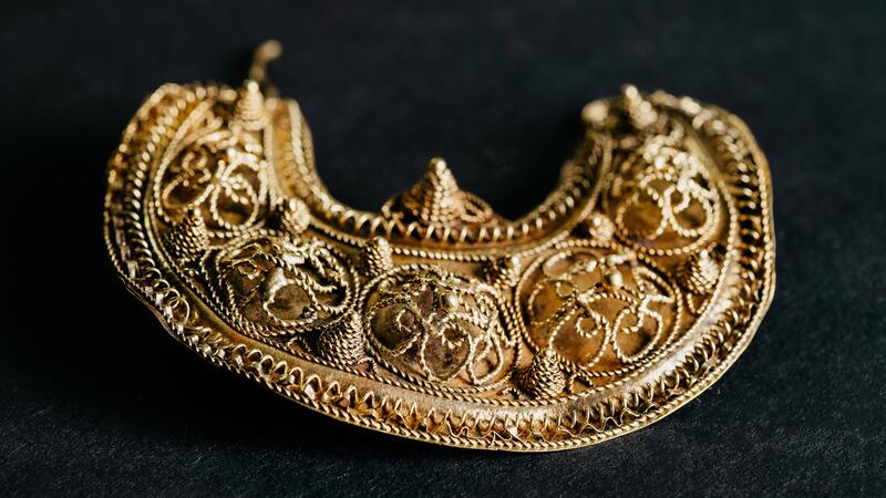 A closer look at one of the gold filigree earrings (Photo © Archeology West-Friesland/Fleur Schinning)