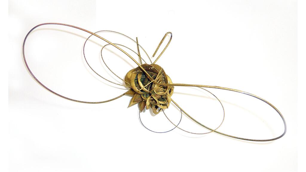 “Untitled,” 2009, is a necklace by Frank Stella made in steel with gold paint. © 2025 Frank Stella / Artists Rights Society (ARS), New York. Photo: Sherry Griffin Frank Stella steel necklace