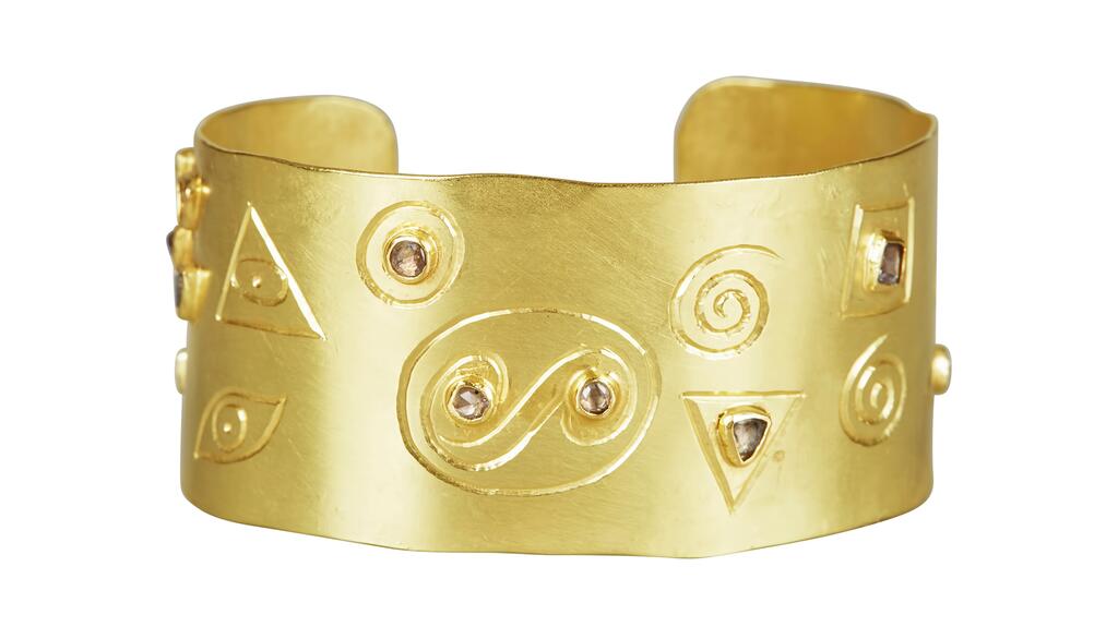 Sophie Theakston “Expectation” cuff in 18-karat gold with diamonds