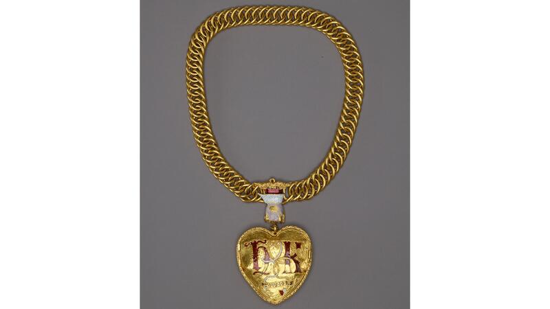 Tudor Heart pendant back