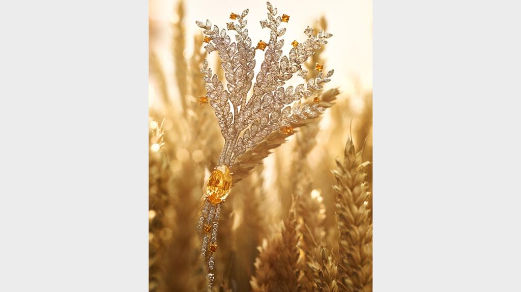 “Moisson D’or” brooch from the “Les Blés de Chanel” collection in 2016 (Photograph Koto Bolofo. © Chanel 2016) 20230320_Chanel-3.jpg