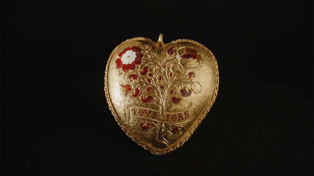 Tudor Heart gold pendant