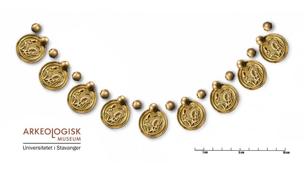 Reconstruction of ancient gold pendant necklace from Norway