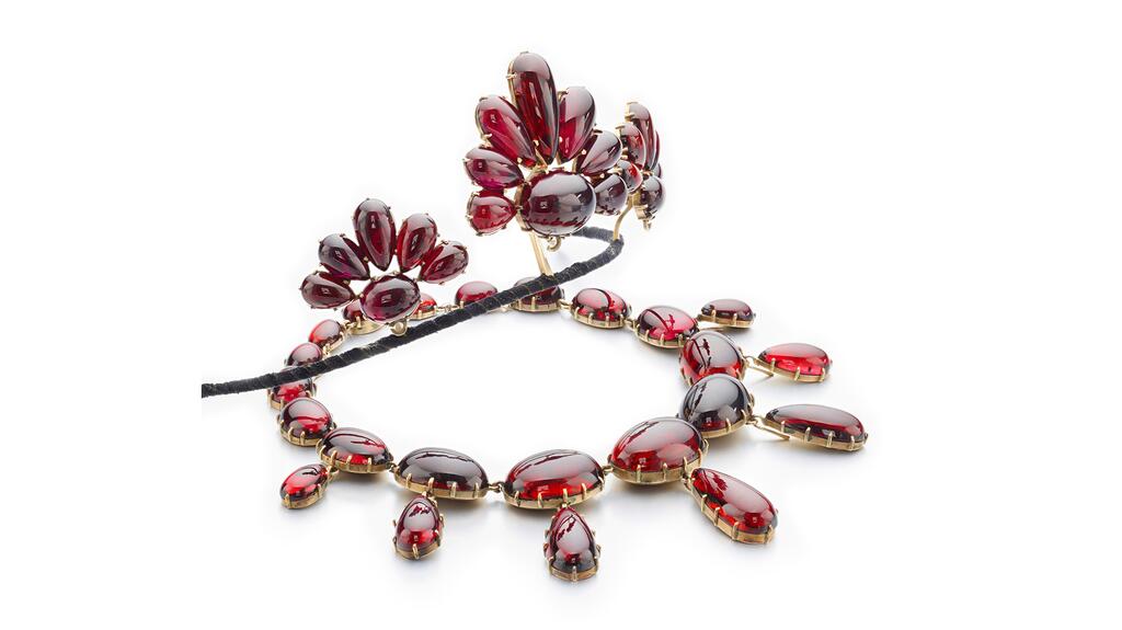 This mid-19th-century parure set with cabochon garnets composed of a tiara and designed as three fan-shaped motifs sold for more than 25 times its high estimate. Garnet parure set from mid-19th century