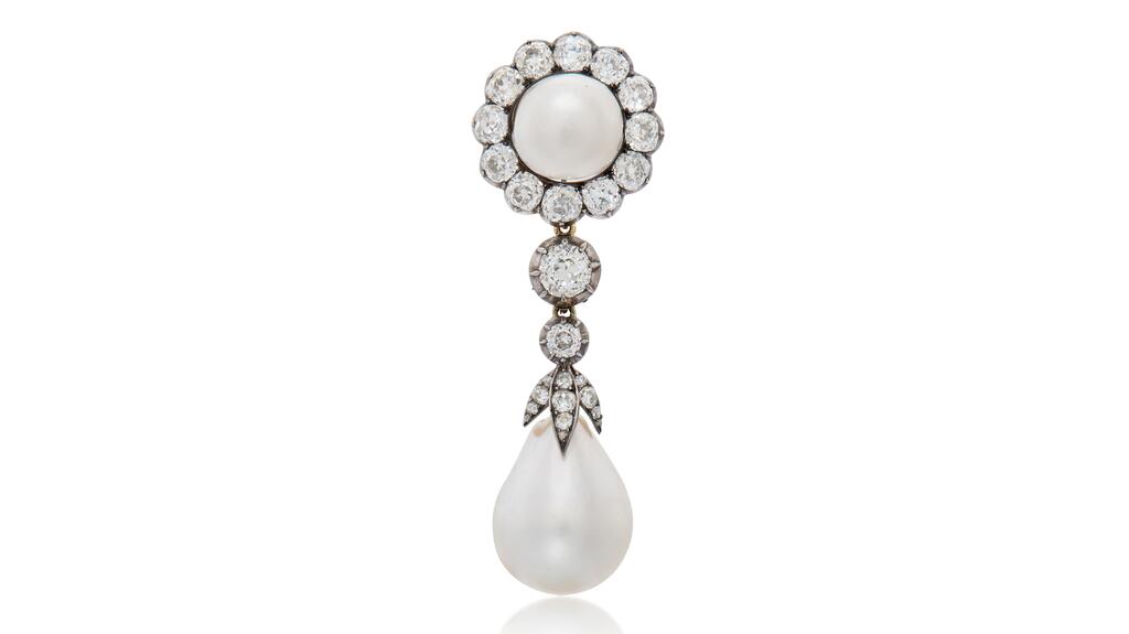 This button-shaped pearl, drop-shaped pearl and diamond brooch was also a wedding gift to Archduchess Marie Therese of Austria-Teschen and was given to her by the groom’s father. 19th century natural pearl and diamond brooch