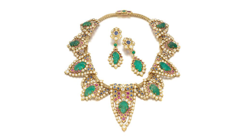 This Mughal-inspired gem set and diamond demi-parure from Cartier sold for more than $500,000. 1958 Cartier ‘Drapery’
