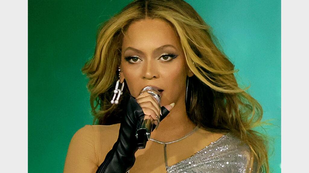 Here, Beyoncé is pictured performing at her Renaissance World Tour in a white gold and diamond Tiffany HardWear earring. 20230515_Beyonce2.jpg
