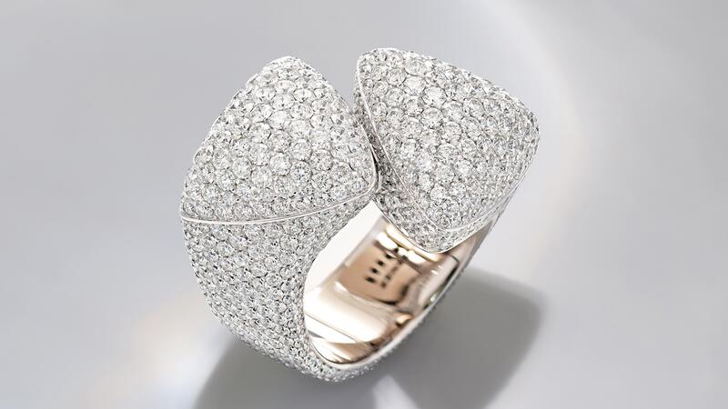 This “Freccia” ring comes from the set without colored gemstones. It focuses on full diamond pavé over the triangular motifs in white gold. Vhernier Freccia Ring
