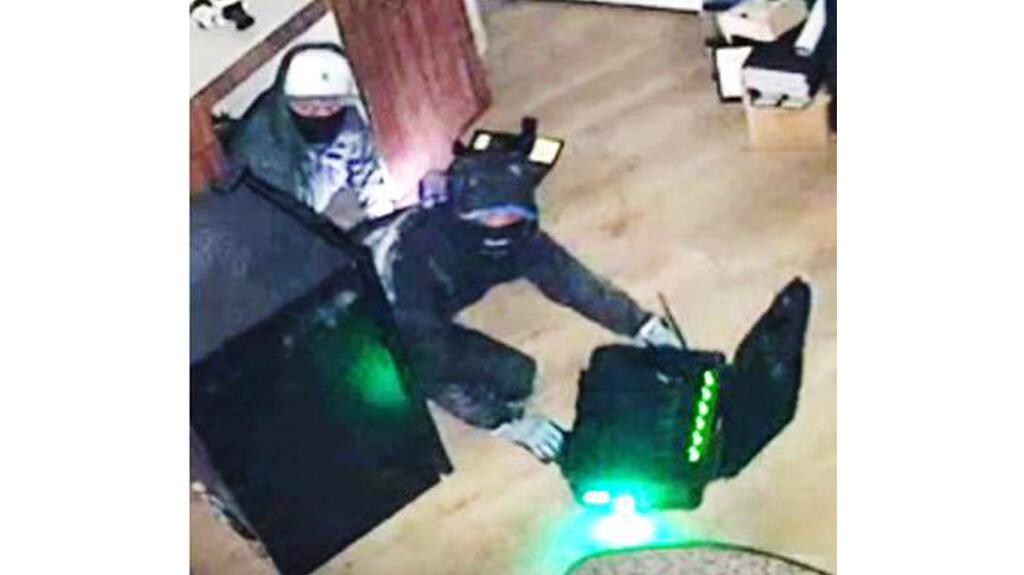 This security camera still from a Los Angeles jewelry business that was broken into on May 13 shows two would-be burglars using a cell phone jammer. (Photo courtesy of Jewelers’ Security Alliance) Cell phone jammer in action emitting green light