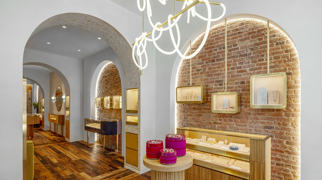 The new Greenwich St. Jewelers store is on Reade Street in Manhattan’s TriBeCa neighborhood. (Photo credit: Tom Sibley)
