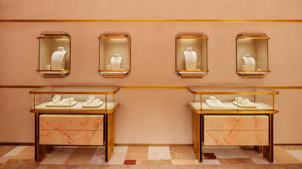 The flagship showcases Pomellato’s “Nudo,” “Iconica,” and “Catene” collections, as well as high jewelry offerings in custom-designed showcases that are set into the walls and displayed in stands on marble floors created by Fantini Mosaici. Pomellato Rodeo Drive Flagship Jewelry Showcases
