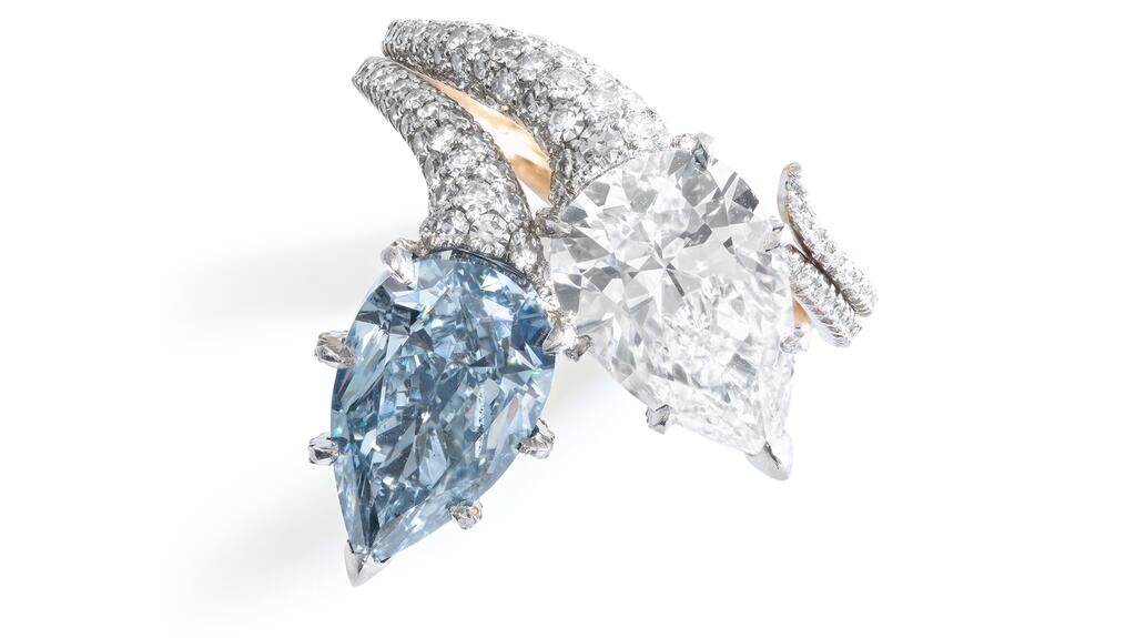 A toi et moi ring set with a diamond and a blue diamond Toi et moi diamond ring
