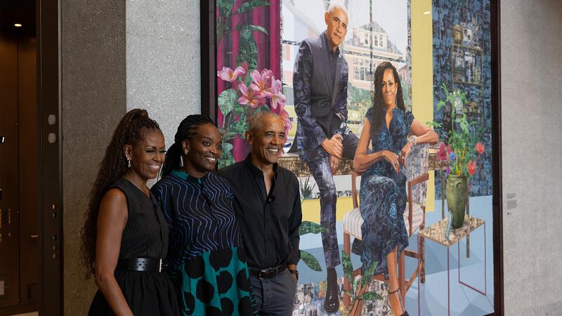 Barack and Michelle Obama with Njideka Akunyili Crosby in front of The Obamas: Spring Forth Portrait