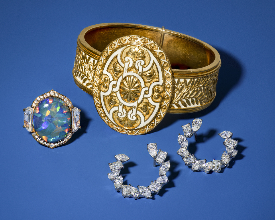 Windsor Jewelers, Inc.’s unparallelled buying power, experience and robust distribution afford us the ability to acquire a wide variety of merchandise, from small collections to entire estates.