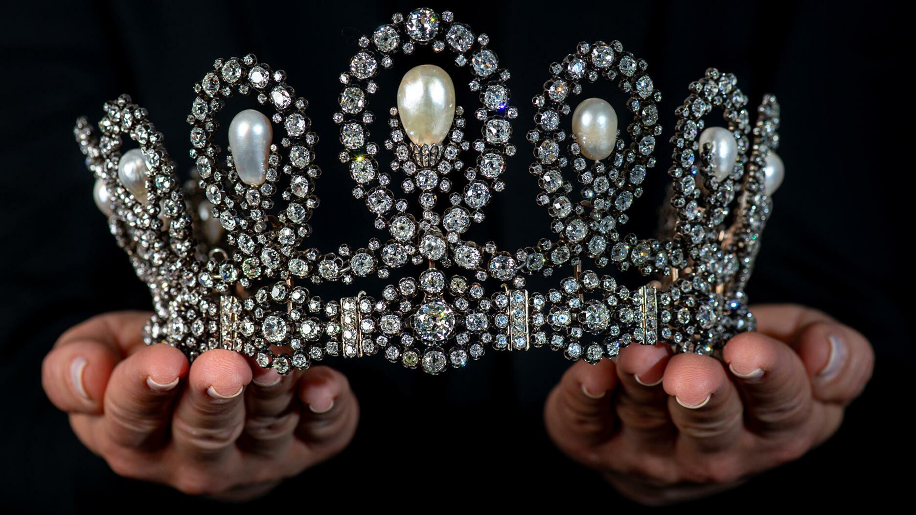 The Royal Tiara ‘tried On By Thousands Sells For 16m National Jeweler